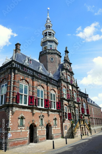 herrliches Rathaus in Bolsward in Friesland aus der Spätrenaissance an sonnigem Tag
