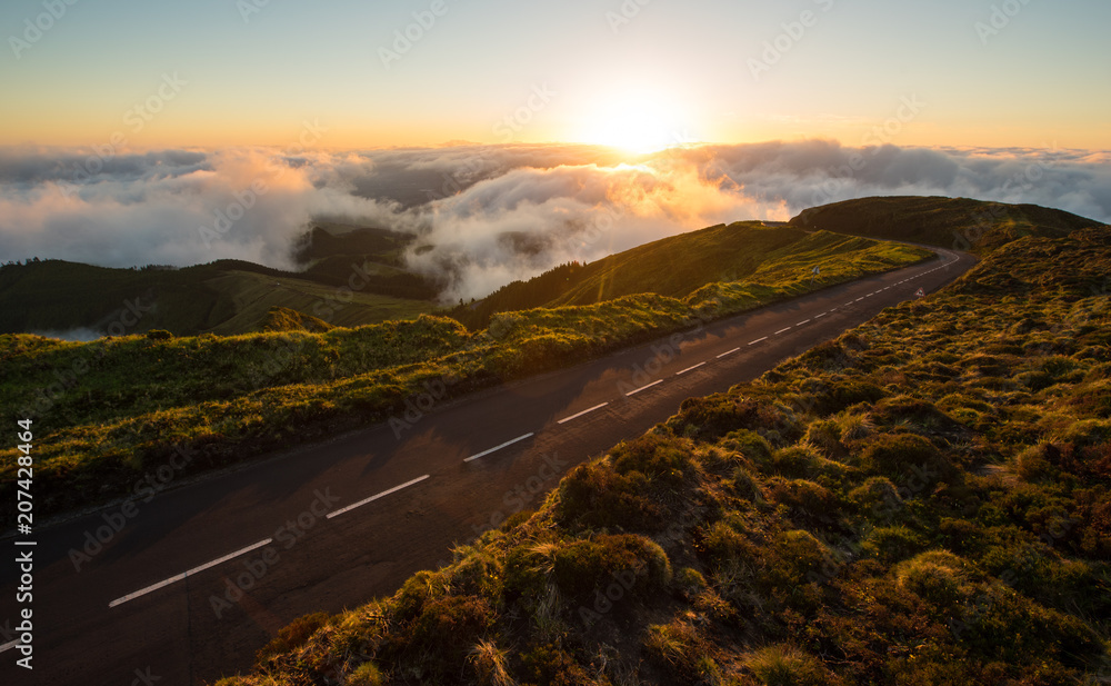 Fototapeta premium Encima de las nubes