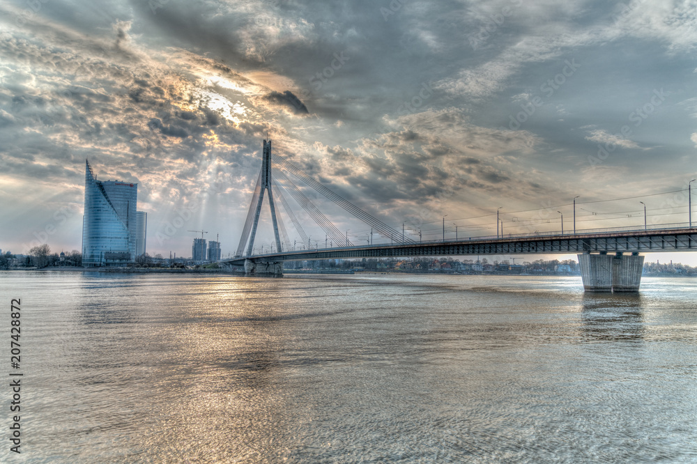 Die Vanšu-Brücke über der Düna in Riga in HDR