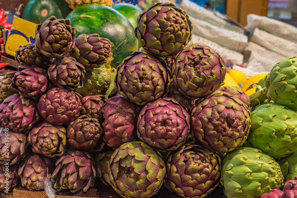 Obraz premium Frische Artischocken am Markt in Frankfurt am Main
