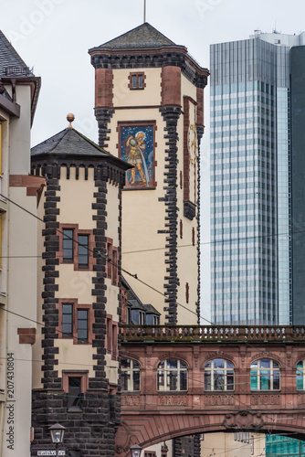 Rathausturm "Langer Franz" mit Hochhaus in Frankfurt am Main