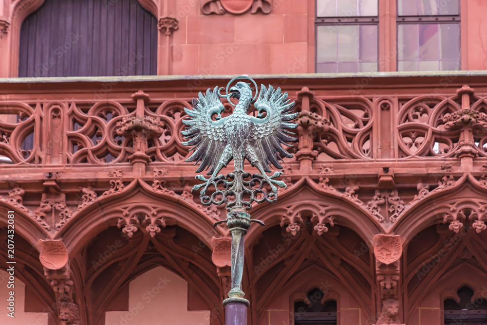 Bronze Adler vor dem historischen Rathaus am Römer in Frankfurt am Main