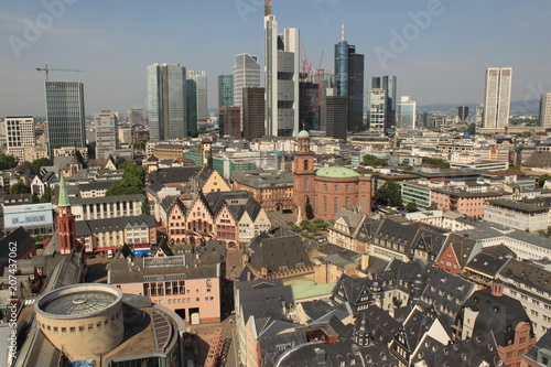 Frankfurter Altstadt und Skyline der Bankenmetropole 2018