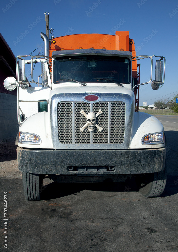 Obraz premium Macho death bad road rage semi truck, 2017.