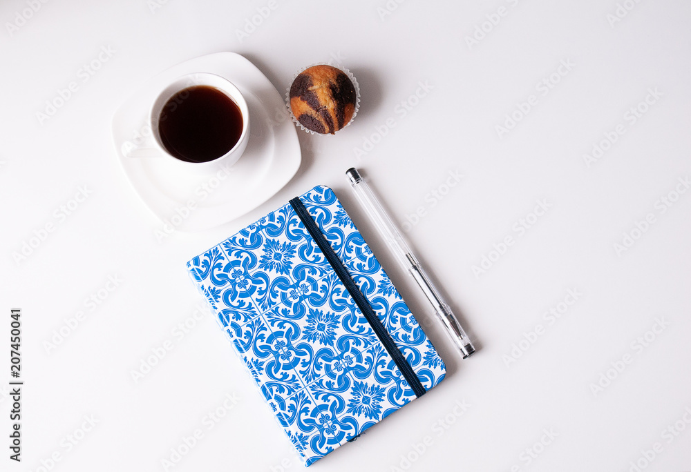 Prestigioso Alrededor Eficacia Agenda y cafe sobre mesa blanca. Stock Photo | Adobe Stock
