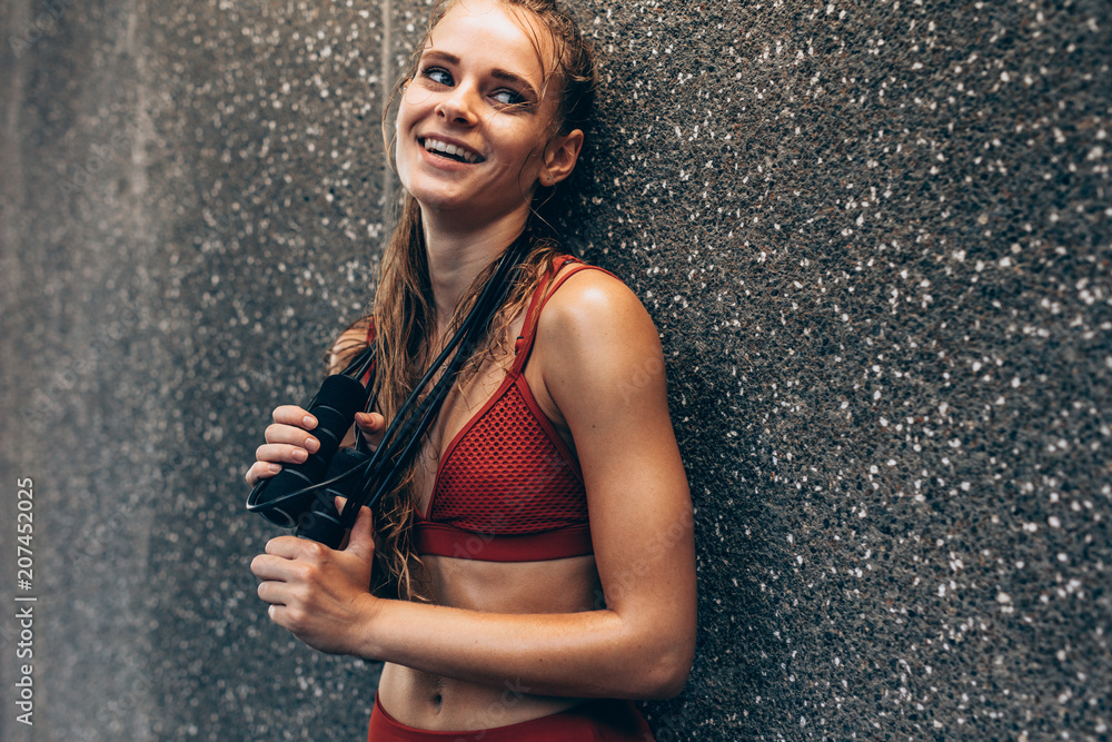 Obraz premium Sportswoman relaxing after intense exercising