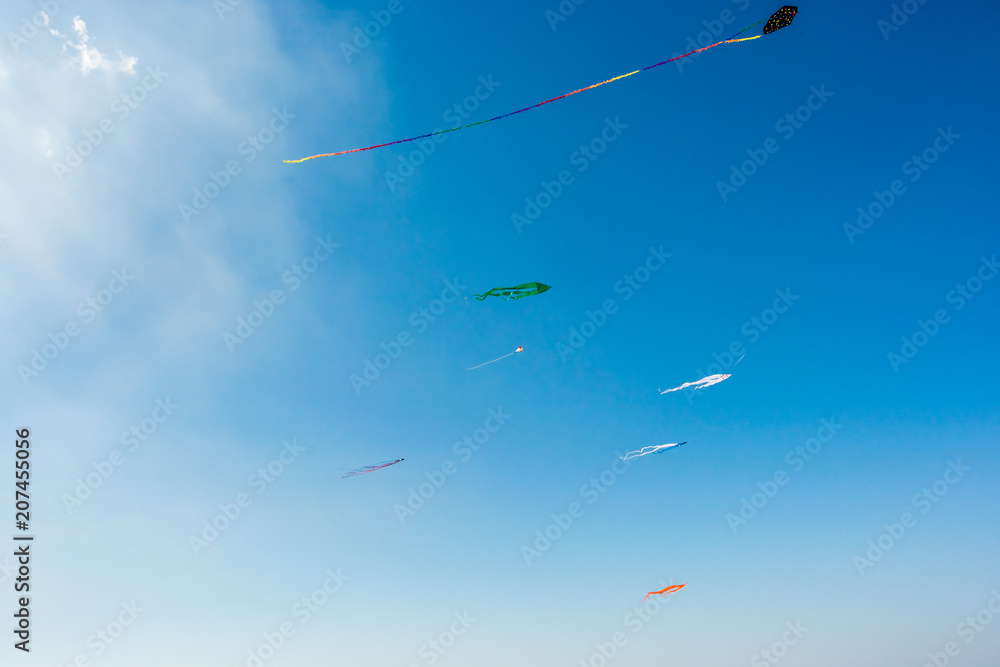Strahlend blauer Himmel mit vielen bunten Drachen Strahlend blauer Himmel mit vielen bunten Drachen