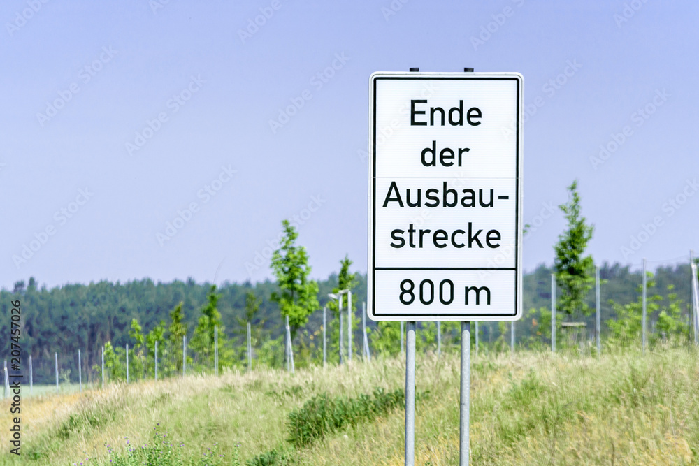 Schild mit den Worten Ende der Ausbaustrecke als Zeichen des Endes einer Autobahn