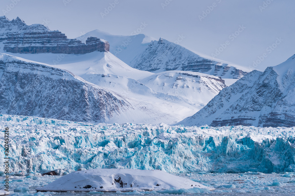 Obraz premium landscape ice nature of the glacier mountains of Spitsbergen Longyearbyen Svalbard arctic ocean winter polar day sunset sky