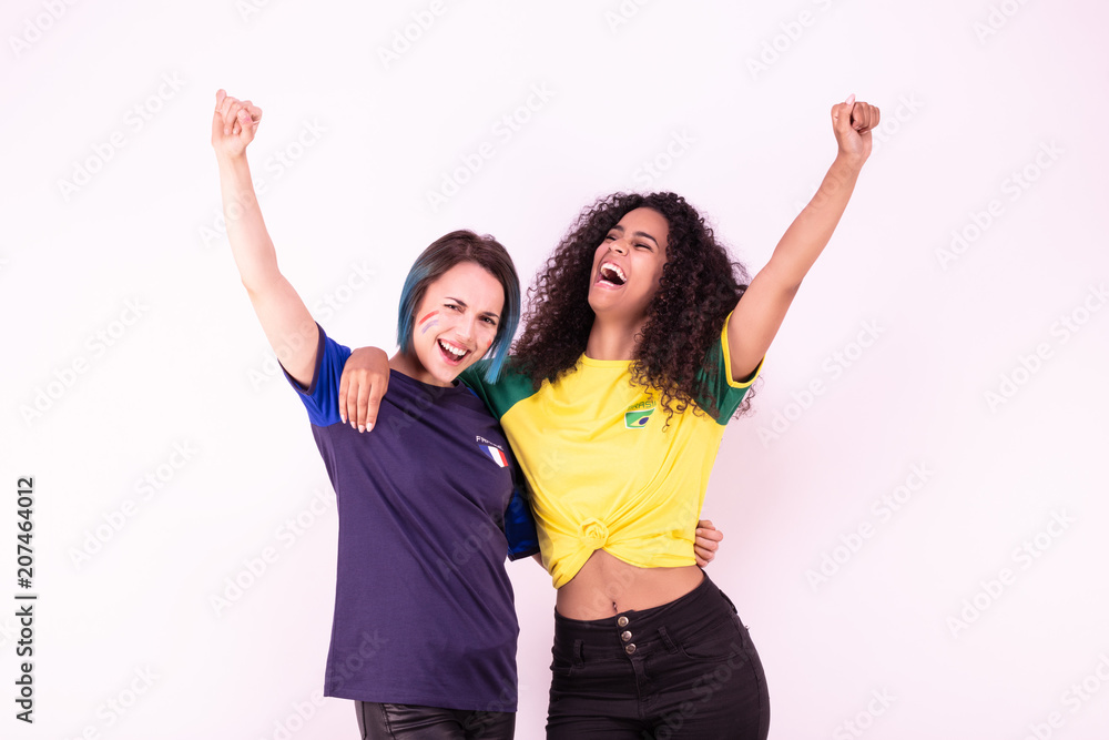 Portrait de deux jeunes supportrices de l'équipe du Brésil et de l'équipe de France fraternisant Portrait de deux jeunes supportrices de l'équipe du Brésil et de l'équipe de France fraternisant