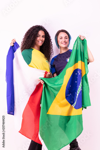 Portrait de deux jeunes supportrice de l'équipes du Brésil et de l'équipe de France fraternisant