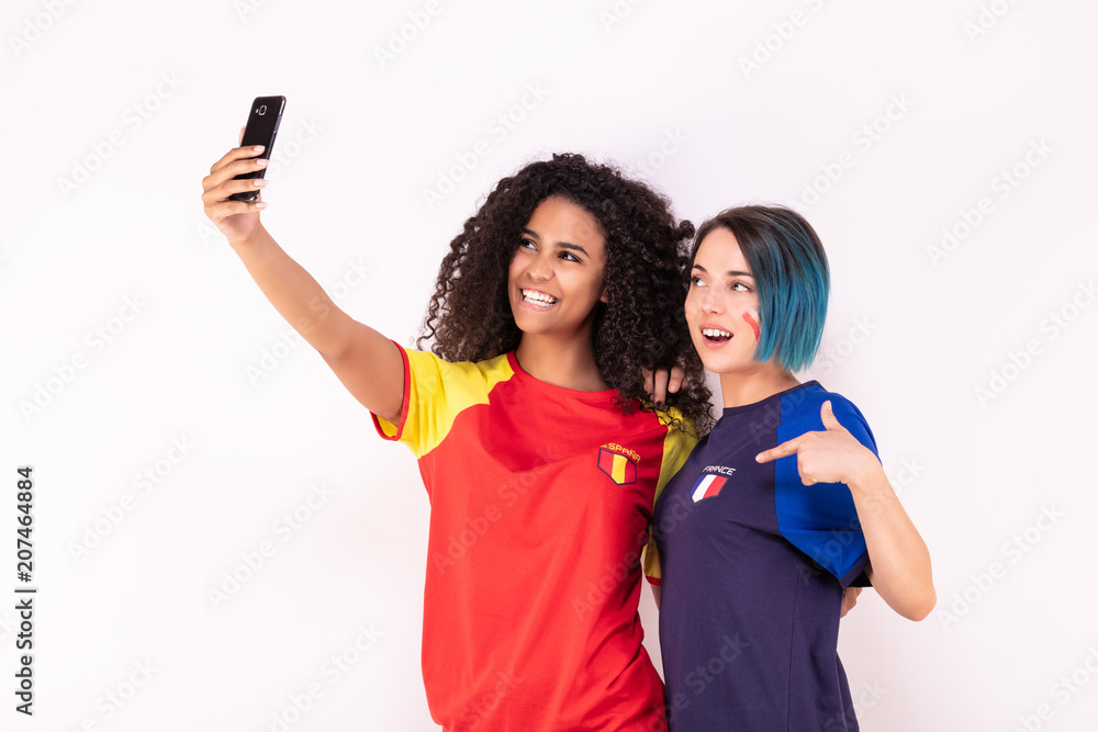 Naklejka premium Selfie de deux jeunes supportrices de l'équipe d'Espagne et de l’équipe de France 