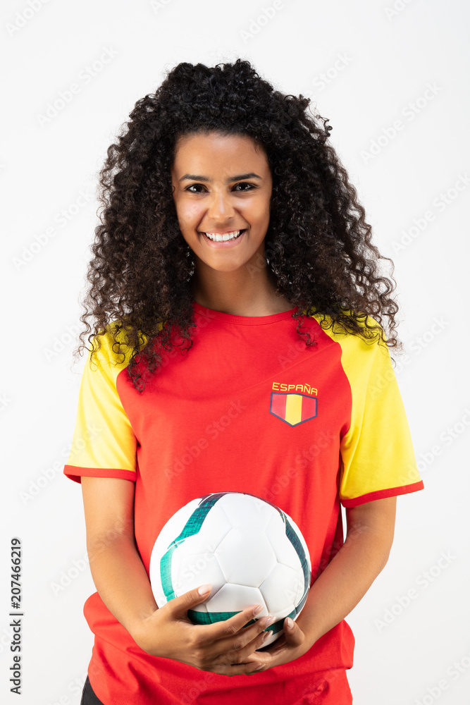 Portrait d'une jeune supportrice de l'équipe d'Espagne un ballon dans ses mains Portrait d'une jeune supportrice de l'équipe d'Espagne un ballon dans ses mains