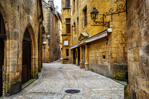 Fototapeta Naklejka Na Ścianę i Meble -  Narrow street in the Old Town of Sarlat, Perigord, France