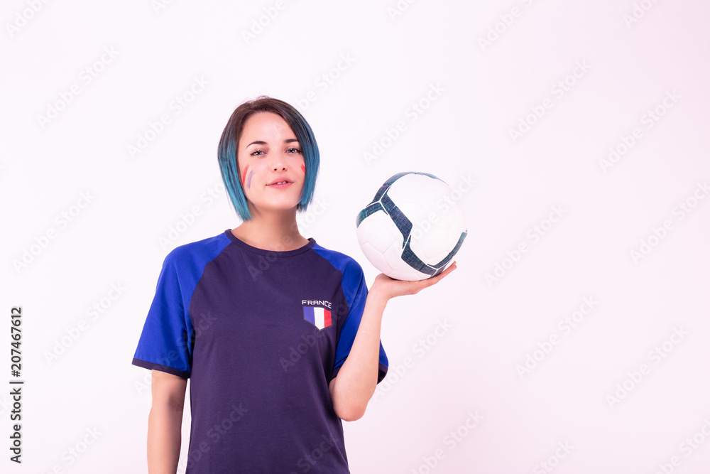 Portrait d'une jeune supportrice de l'équipe de France de football tenant un ballon dans ses mains Portrait d'une jeune supportrice de l'équipe de France de football tenant un ballon dans ses mains