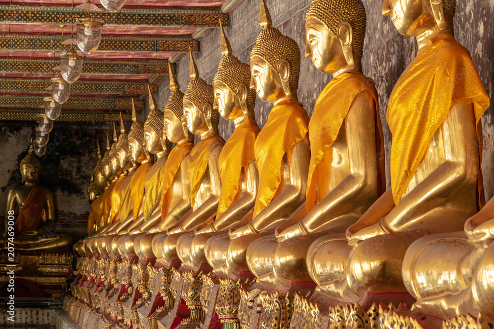 Fototapeta premium Row of the golden buddha