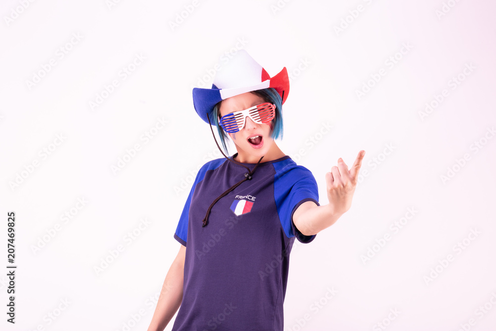 Portrait d'une jeune supportrice de l'équipe de France de football portant un chapeau et des lunettes tricolore Portrait d'une jeune supportrice de l'équipe de France de football portant un chapeau et des lunettes tricolore