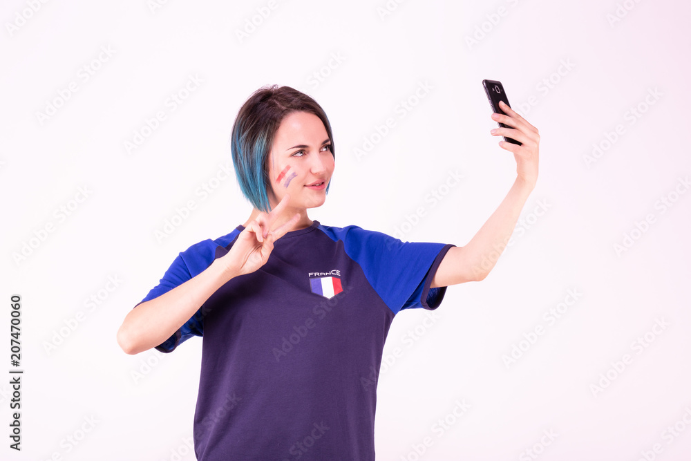 Selfie d'une jeune supportrice de l'équipe de France de football 
