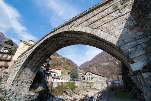 アオスタ渓谷のローマ橋　ポン＝サン＝マルタン（イタリア　ヴァッレ・ダオスタ州）