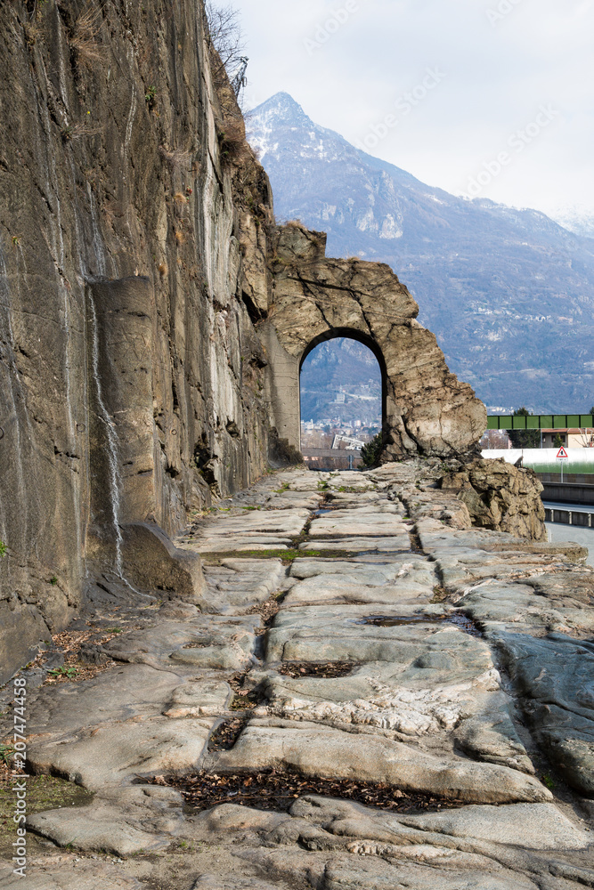 Fototapeta premium アオスタ渓谷ドンナスのローマ街道、アーチとマイルストーン(イタリア ヴァッレ・ダオスタ州)