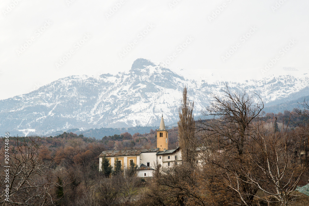 アオスタ渓谷の教会　サン＝ドニ（イタリア　ヴァッレ・ダオスタ州）