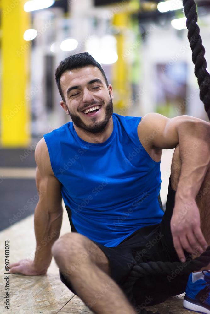 Obraz premium man relaxing before rope climbing