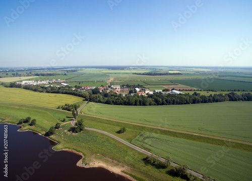 Luftaufnahme / Luftaufnahme von einer Landschaft mit dem Fluss Elbe
