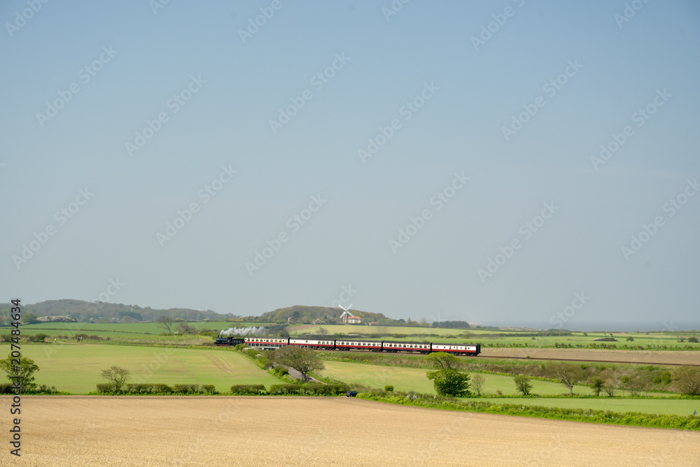 Fototapeta premium Linia kolejowa North Norfolk przebiegająca wzdłuż wybrzeża