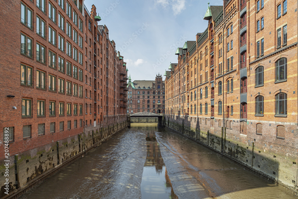 Naklejka premium View to canal Saint Annenfleet having a low tide at Hamburg / Germany