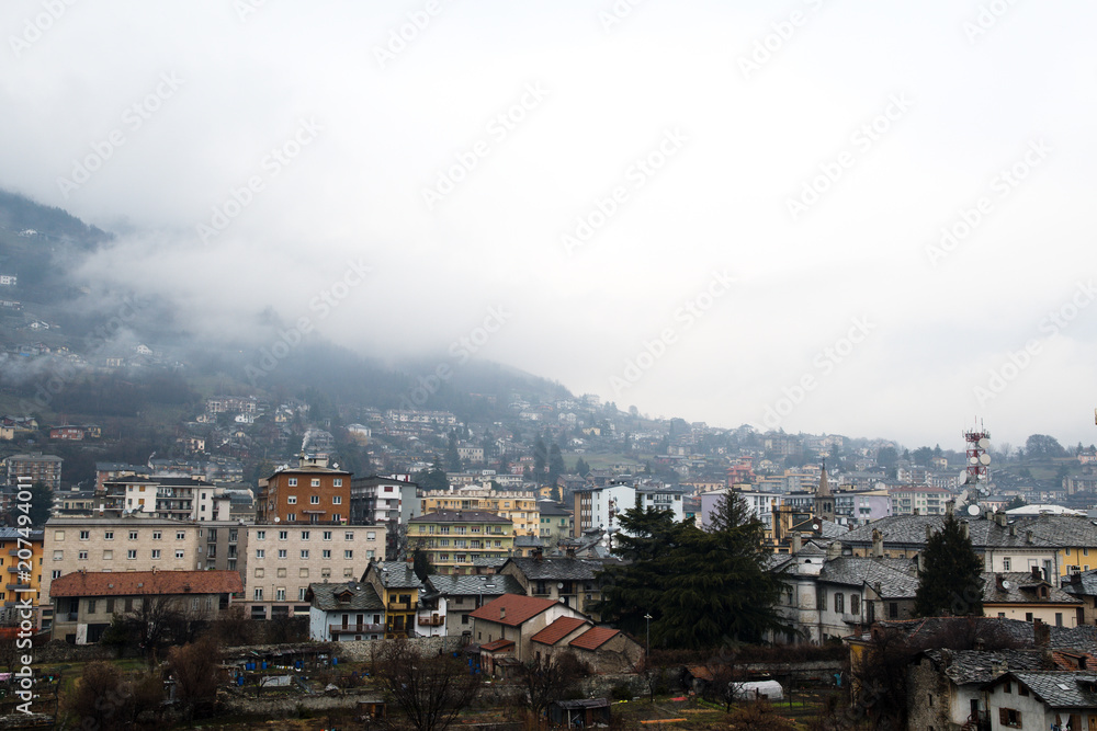 Obraz premium 春の雨の日のアオスタの風景(イタリア ヴァッレ・ダオスタ州)