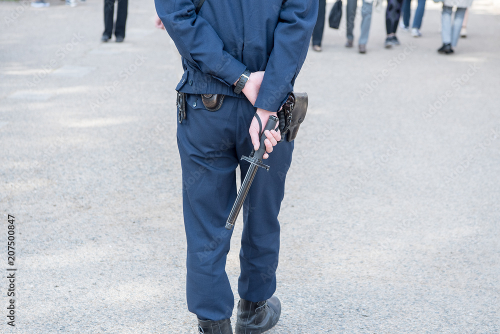 警棒を持って警戒パトロール中の警察官stock Photo Adobe Stock