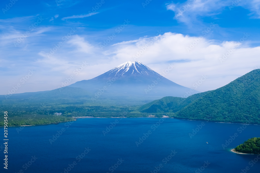 中ノ倉峠展望台からの本栖湖と富士山