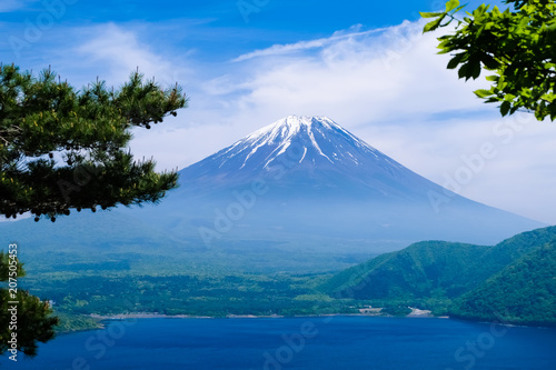 中ノ倉峠展望台からの本栖湖と富士山