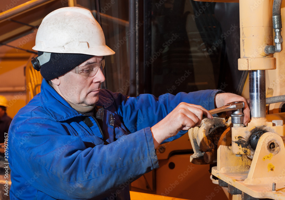 The mechanic disassembles the engine.Production site.