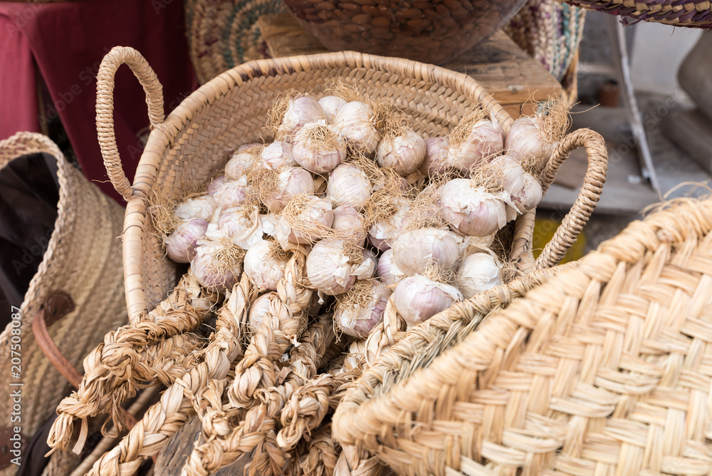 Obraz premium Baskets full of garlic