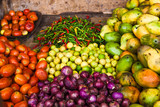 frutas orgánicas y guindillas  ecológicas en un mercado 