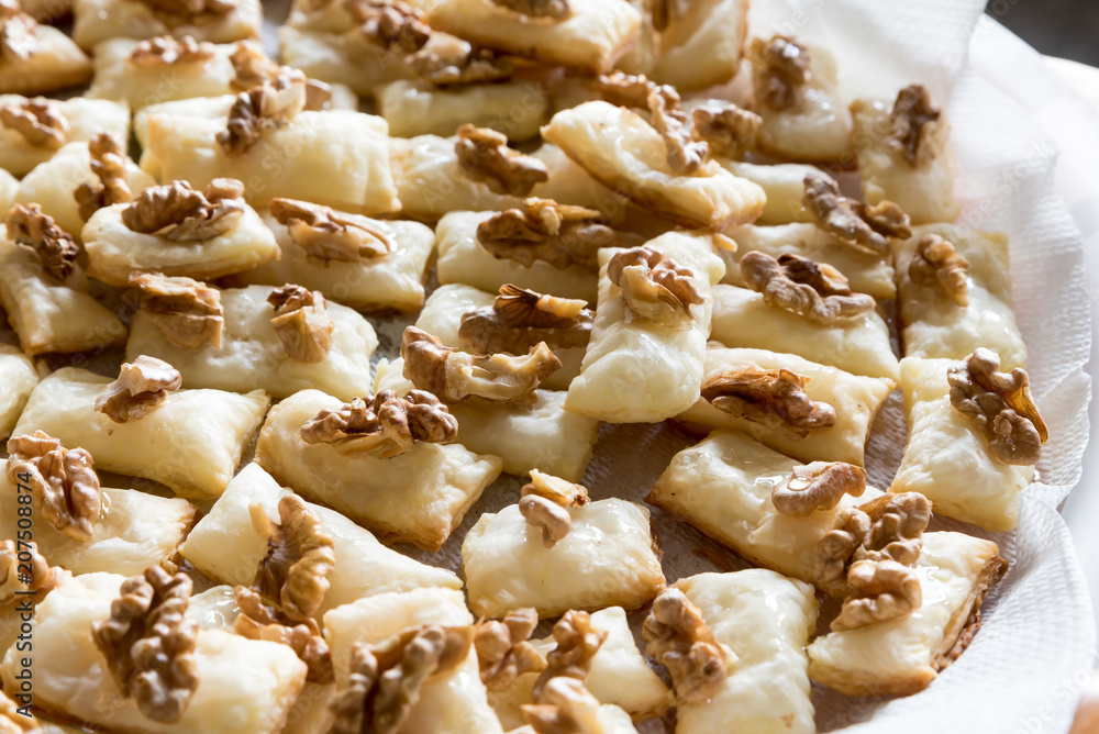 Cook appetizers with bread and walnuts Cook appetizers with bread and walnuts