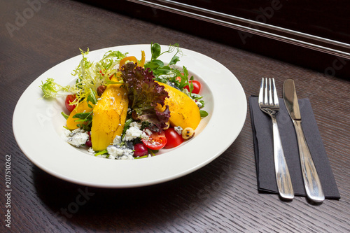 Salad with mango and goat cheese