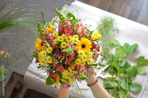 Tableau sur toile woman binds flower bouquet in florist