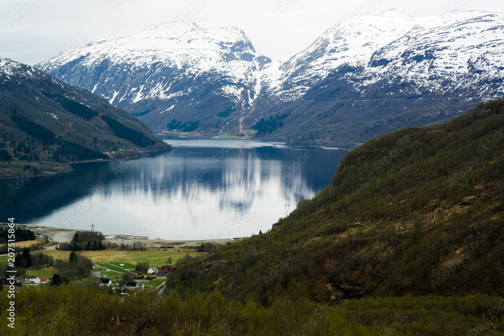 Jezioro na tle gór norweskich