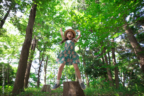 切り株からジャンプする女の子 © hakase420