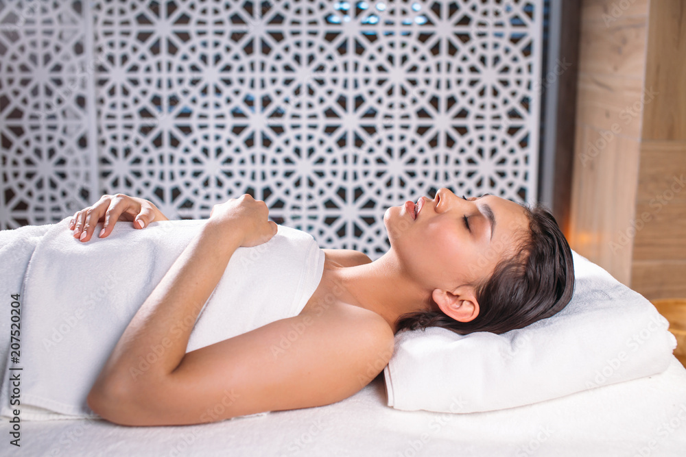Φωτογραφία close up photo of lying tired woman after treatments in the resort