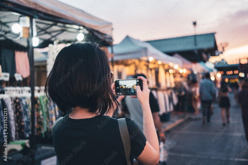 Obraz premium Asian woman taking photo with smartphone