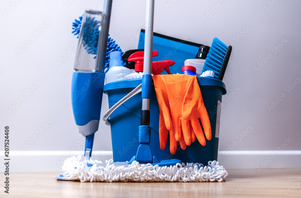 Bucket with dust wiper, sponges, chemicals bottles and mopping stick on the  floor in the apartment. Cleaning service concept Stock Photo - Alamy