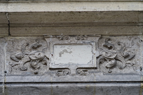 cartouche vide en plâtre sur façade