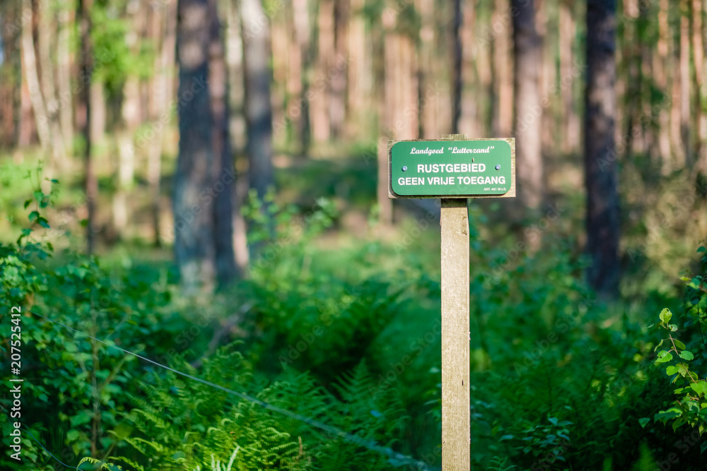 This sign is indicating a resting area is near. Because of that, there is no free access. The sign is located at 't Lutterzand, a forest area near the German border and a geological monument.