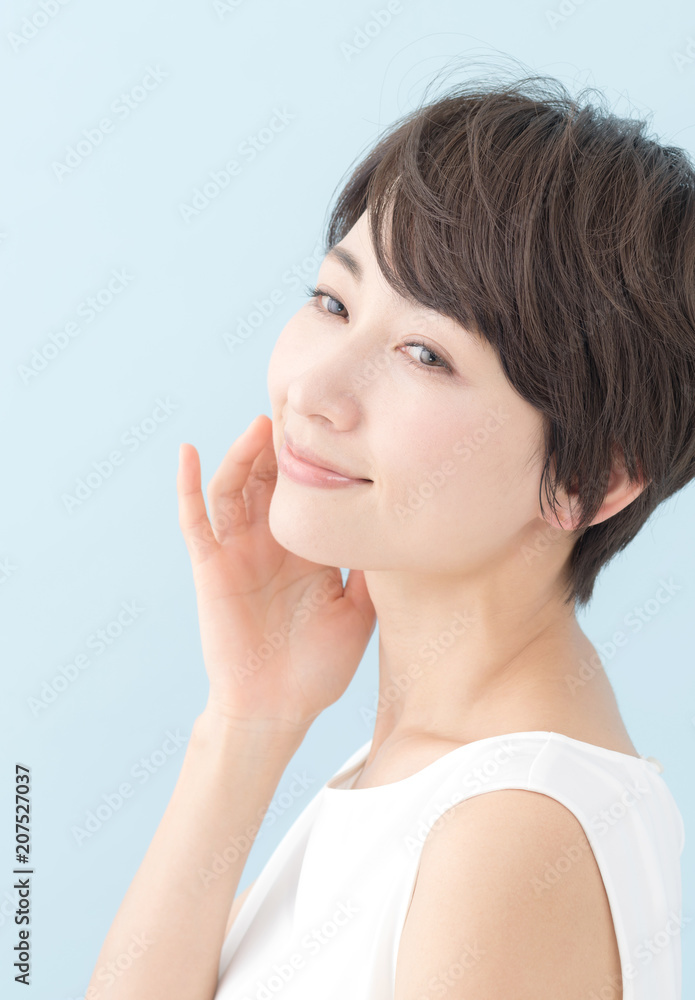 女性・ブルーバック 女性・ブルーバック