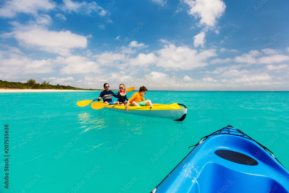 Fototapeta premium Family kayaking at tropical ocean
