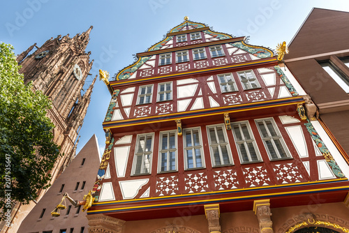 Haus zur Goldenen Waage mit Kaiserdom in der neuen Altstadt von Frankfurt am Main photo