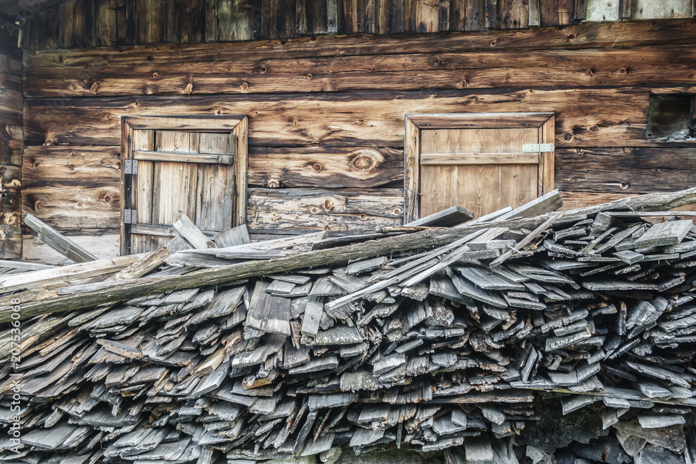 Holzschindeln vor einer alten Almhütte